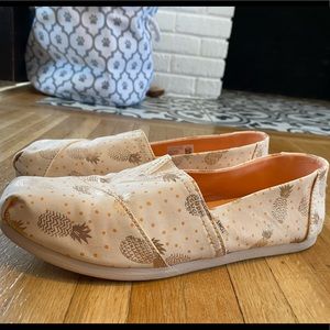 Tom’s pineapple pattern size 9.5